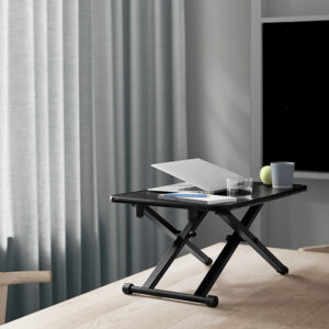 Jobmate Desk Converter är ett ihopfällbart höj- och sänkbart bord. Tar minimalt med plats när det inte används.