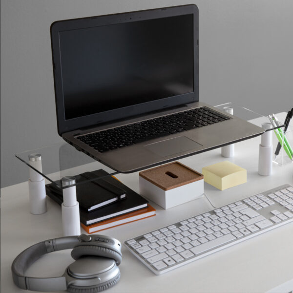 Jobmate MONITORSTAND för en bättre ergonomisk arbetsmiljö och för mer utrymme på skrivbordet.